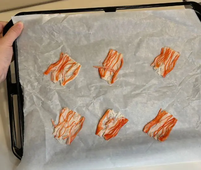 カニカマを平らに広げた様子（撮影：grapeフード編集部）