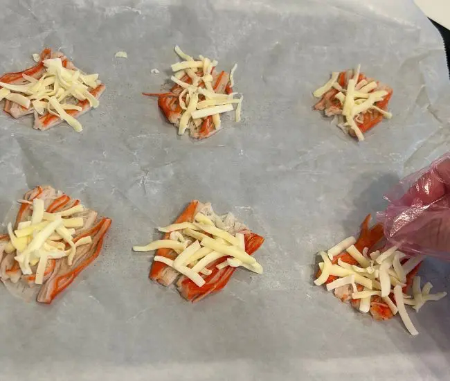 カニカマにチーズをのせた様子（撮影：grapeフード編集部）