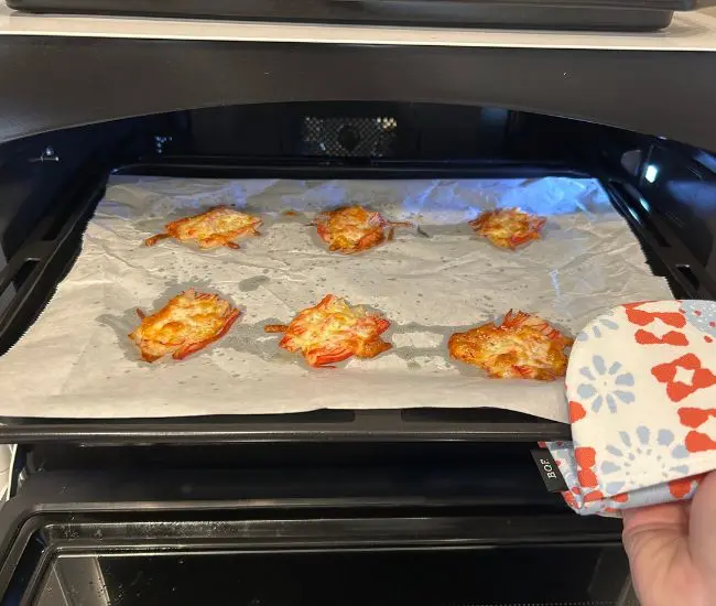 焼き上がったカニカマの様子（撮影：grapeフード編集部）