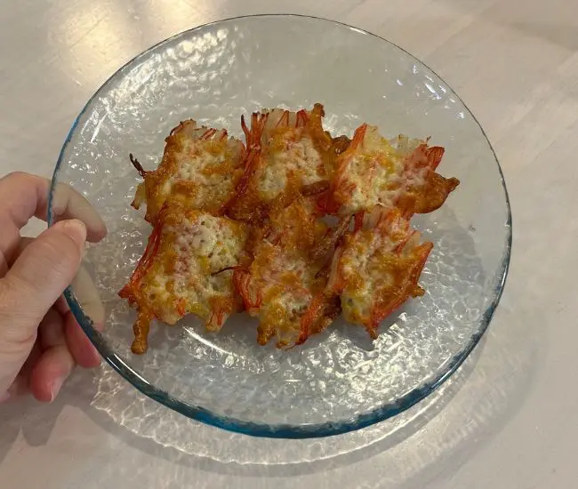 完成したおつまみを実食している様子（撮影：grapeフード編集部）