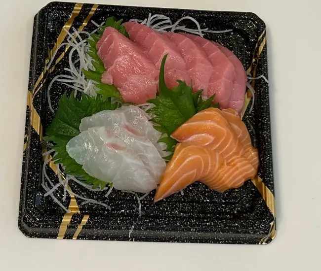 パックの刺身の様子（撮影：grapeフード編集部）