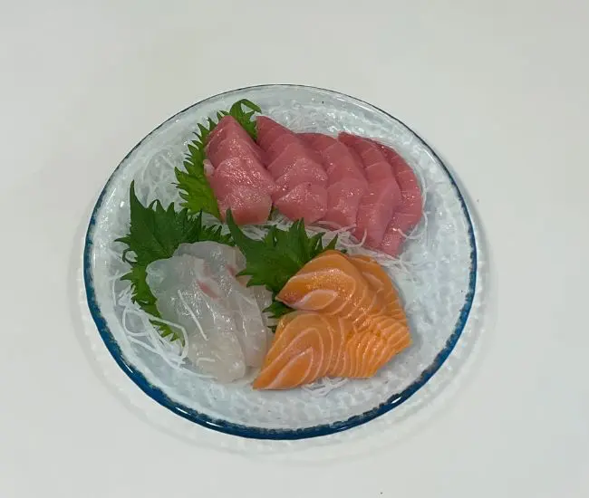 きれいに盛りつけられた刺身（撮影：grapeフード編集部）