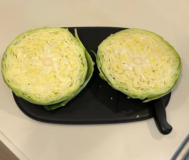 上下に切り分けたキャベツ（撮影：grapeフード編集部）