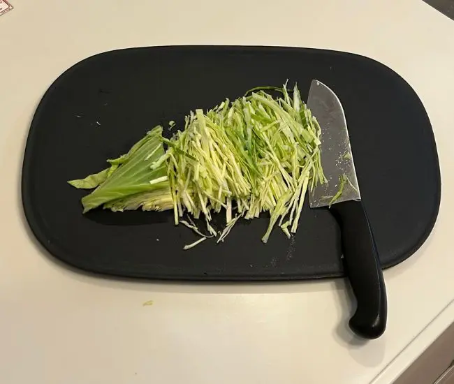 キャベツを千切りにした様子（撮影：grapeフード編集部）