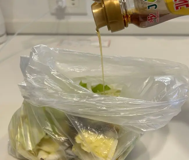 ざく切りにしたキャベツ（撮影：grapeフード編集部）