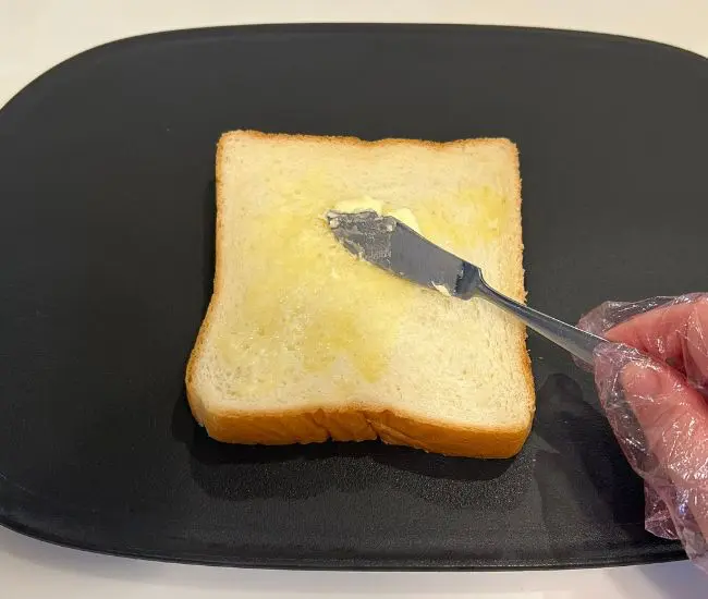食パンにバターをたっぷり塗った様子（撮影：grapeフード編集部）