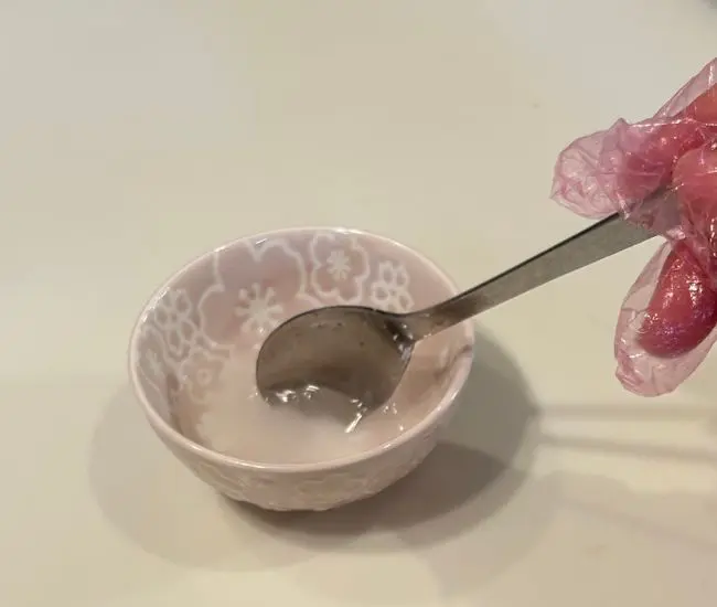 耐熱容器に砂糖と水を入れて混ぜた様子（撮影：grapeフード編集部）