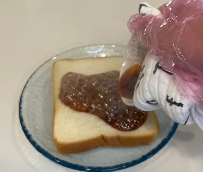 トーストにカラメルを流しかけた様子（撮影：grapeフード編集部）