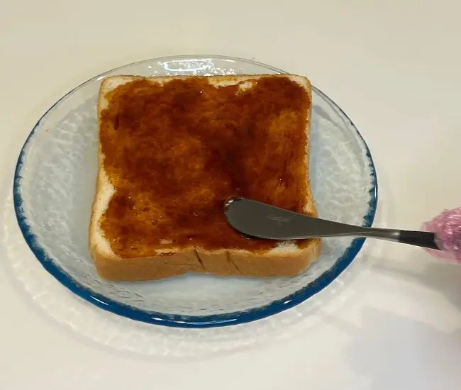 カラメルをパン全体に塗り広げている様子（撮影：grapeフード編集部）