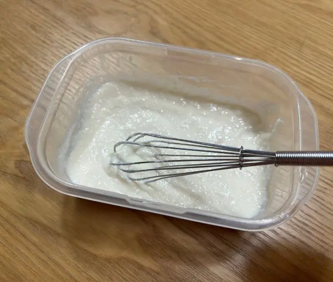 豆腐と塩を混ぜてペースト状にした様子（撮影：grapeフード編集部）