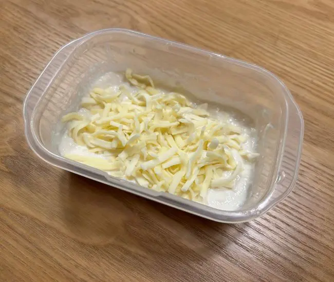 豆腐にチーズを加えた様子（撮影：grapeフード編集部）