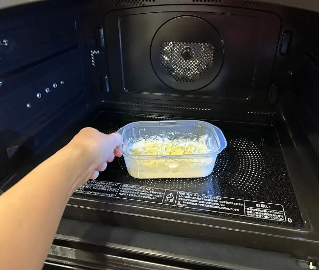 電子レンジで加熱している様子（撮影：grapeフード編集部）