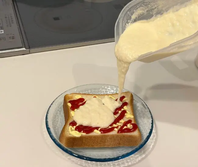 ピザトーストにチーズをかけた様子（撮影：grapeフード編集部）