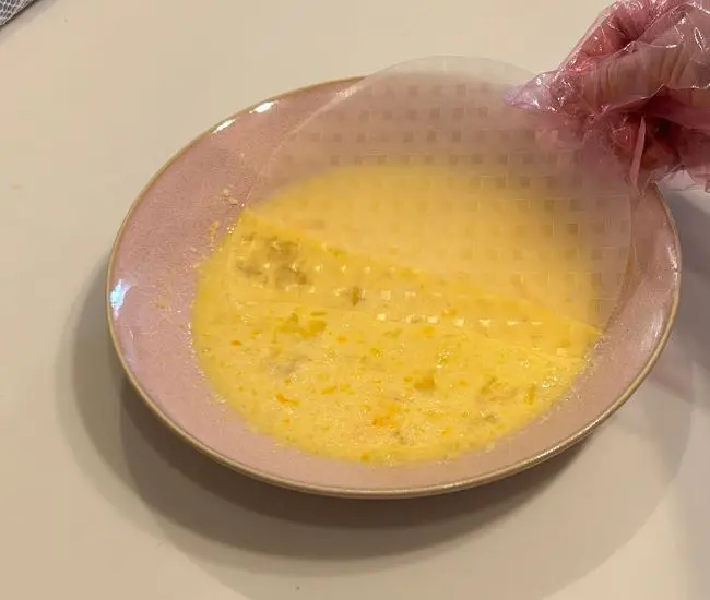 ライスペーパーを液に浸している様子（撮影：grapeフード編集部）