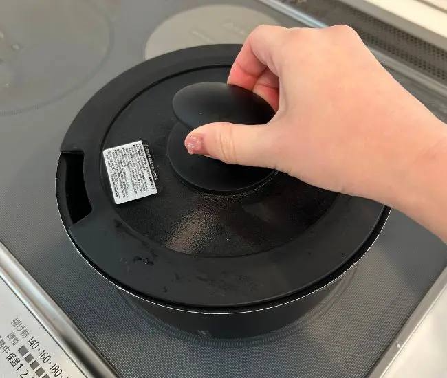 鍋に蓋をしている様子（撮影：grapeフード編集部）