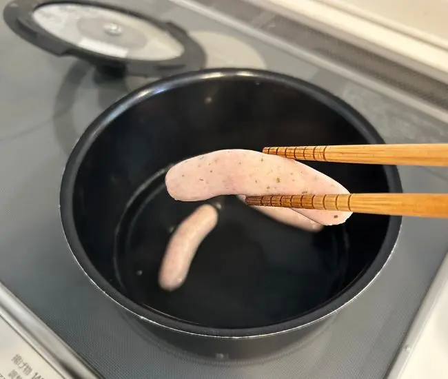 ウインナーを取り出した様子（撮影：grapeフード編集部）