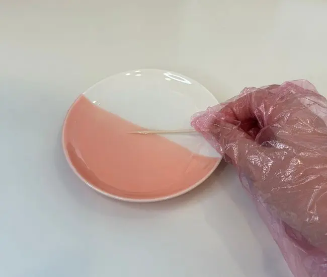 爪楊枝を水で濡らした様子（撮影：grapeフード編集部）