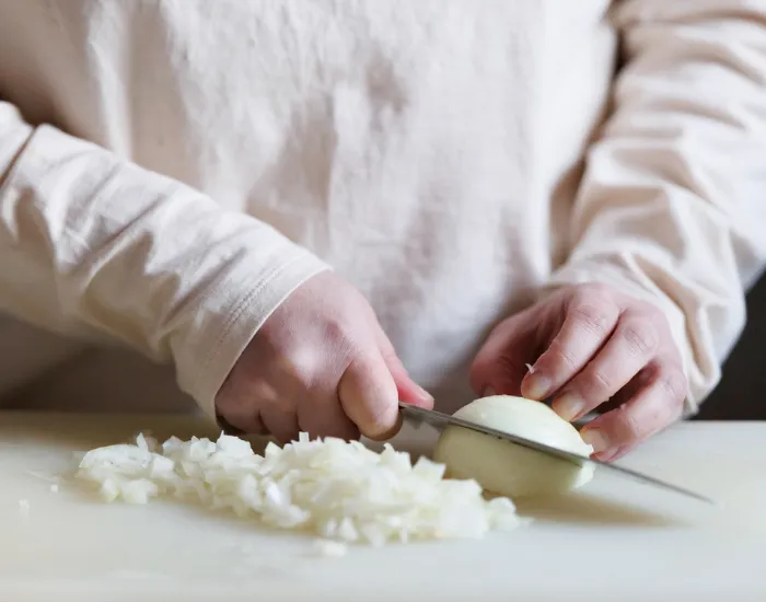 タマネギを切っている様子