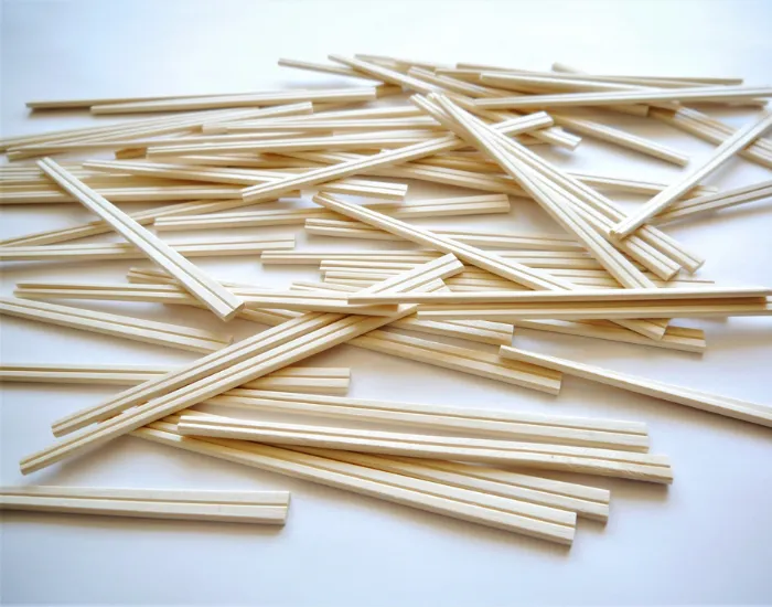 散らばった割り箸