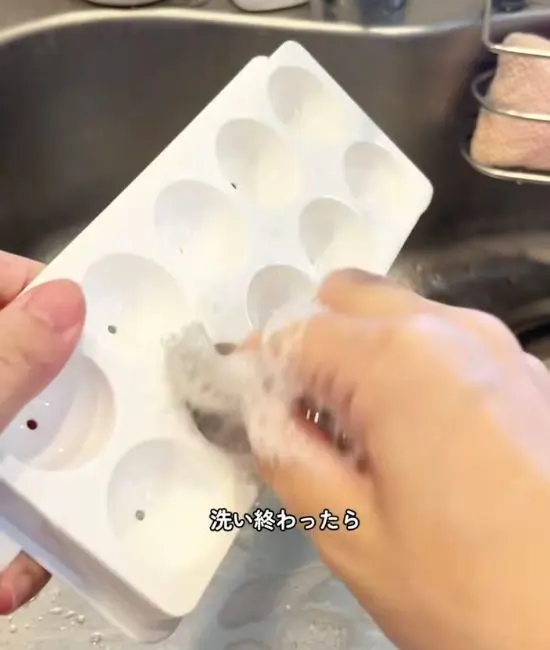細かい部分を洗っている様子