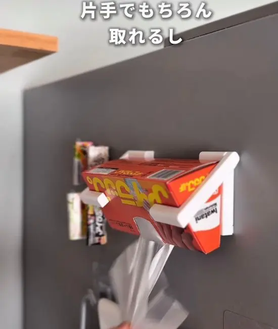 片手で取り出している様子