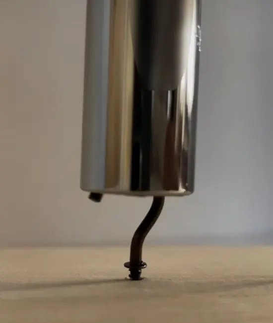 ネジを回している様子