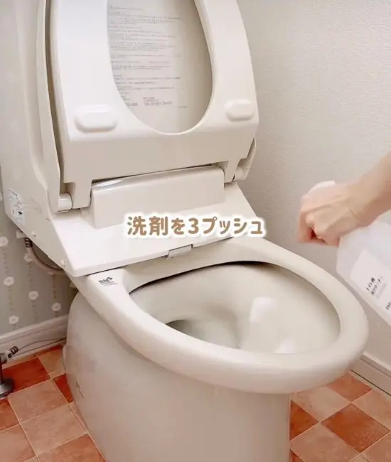 洗剤を吹きかけている様子