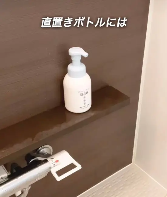 浴室に置かれたシャンプーボトル