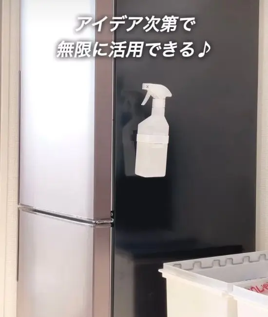 洗剤を冷蔵庫に貼りつけている様子