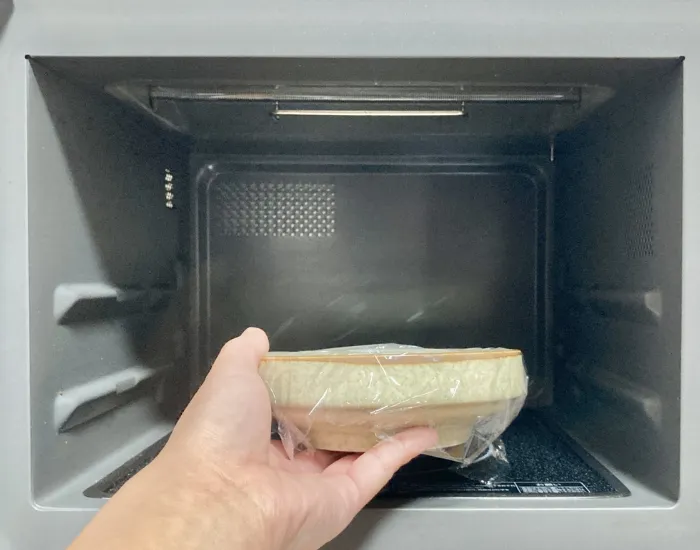 電子レンジにお皿を入れる様子