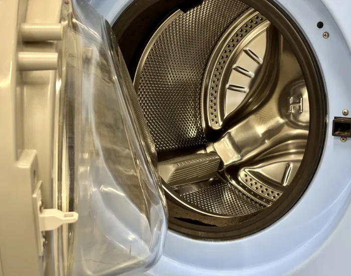 ドラム式洗濯機の蓋が開いている様子