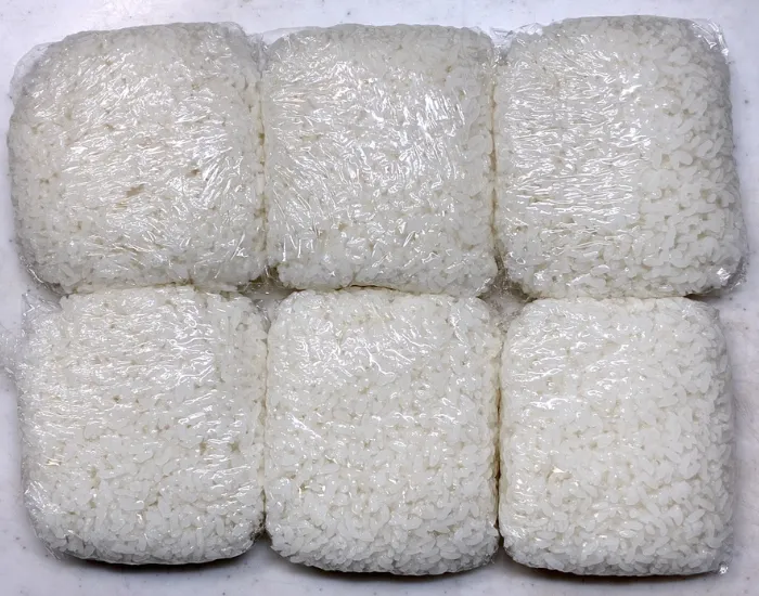 ラップで包まれたごはん