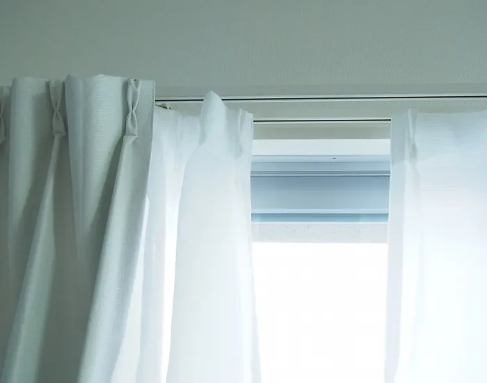 明るい色のカーテン