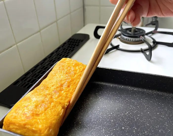 卵焼きを焼く様子