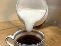 いつも飲んでるコーヒーが「カフェみたいに仕上がる！」　混ぜて30秒待った結果がこちら