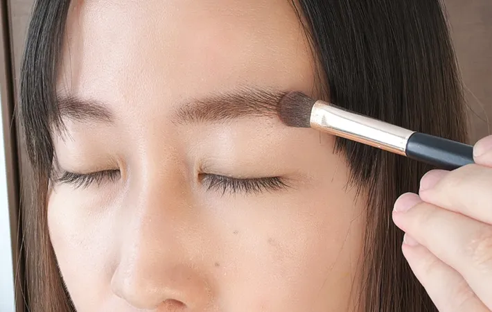 眉毛の写真（撮影：LUIS FIELD）