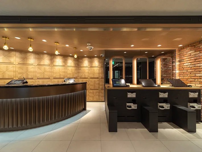 スーパーホテルのカウンターの写真