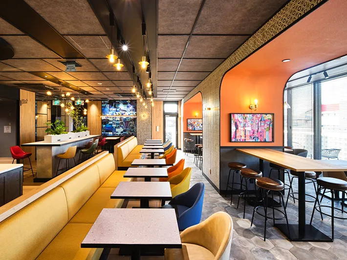 スーパーホテルの面会に推奨される広々としたラウンジの写真