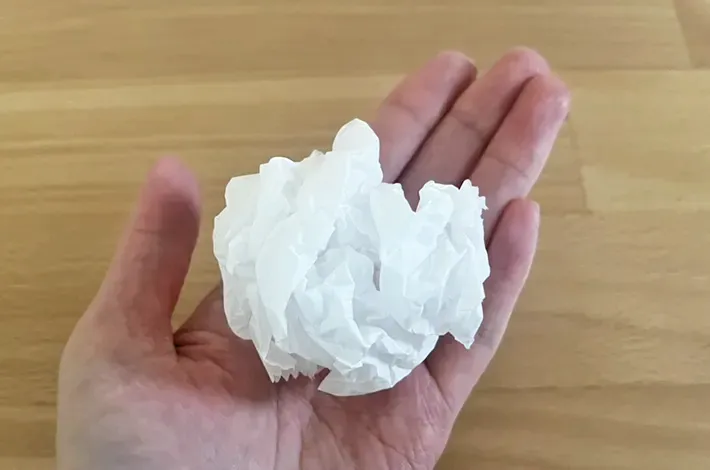 丸めたクッキングシートの写真（撮影：grapeライフハック編集部）