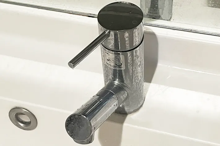 掃除前の蛇口の写真（撮影：grapeライフハック編集部）