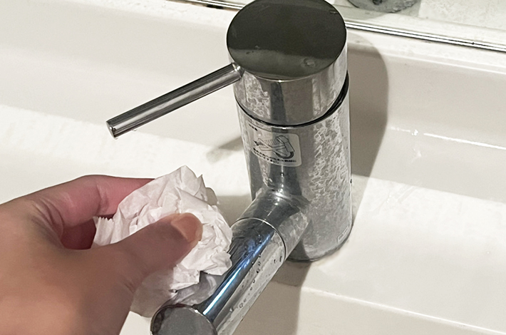 掃除中の蛇口の写真（撮影：grapeライフハック編集部）