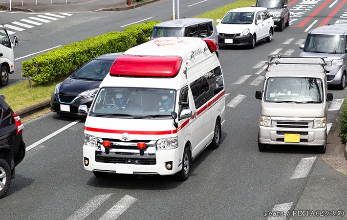 救急車と止まる車の写真