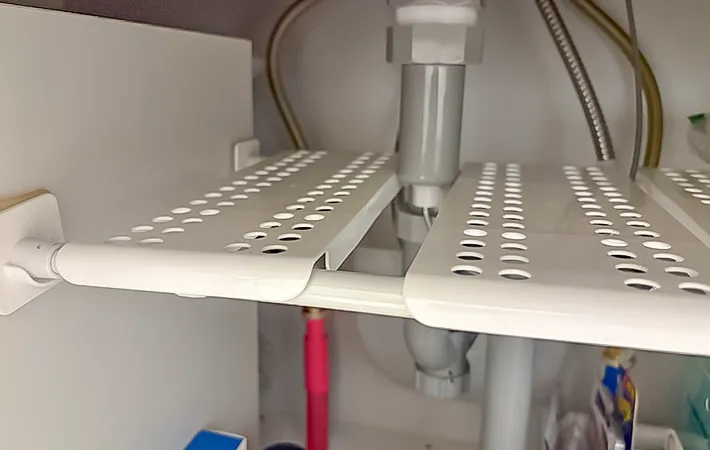 収納スペースの簡易棚の写真