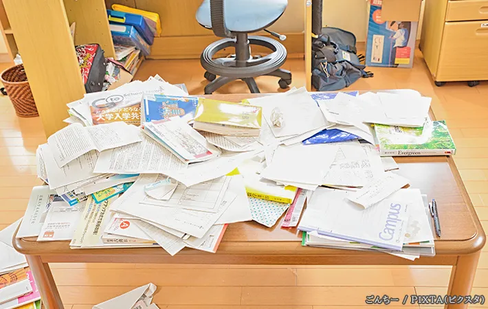 山積みの書類の写真