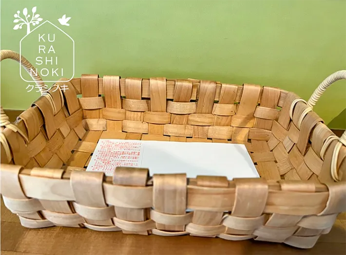 トレーに入った書類の写真