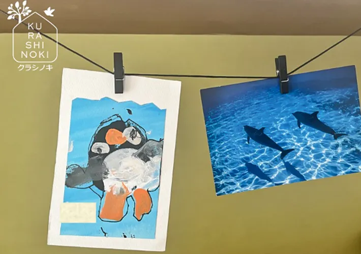 ワイヤーとクリップで飾ったポスターの写真