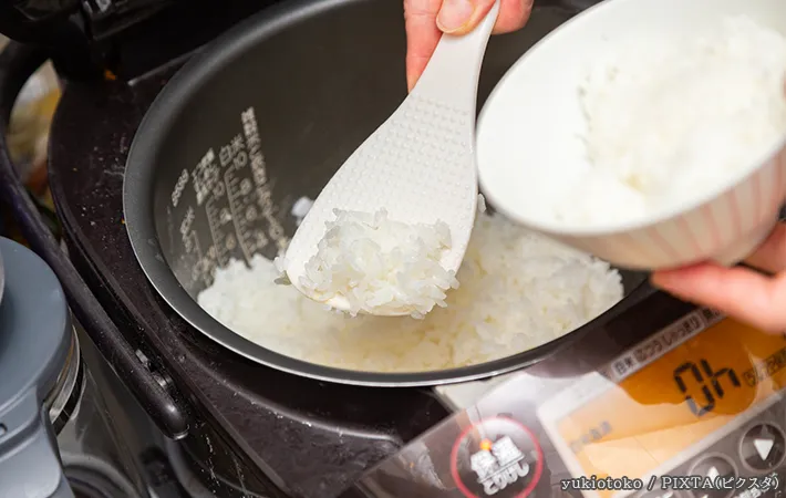 炊飯器とご飯の写真