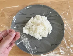 ご飯をラップで包む写真（撮影：grapeフード編集部）