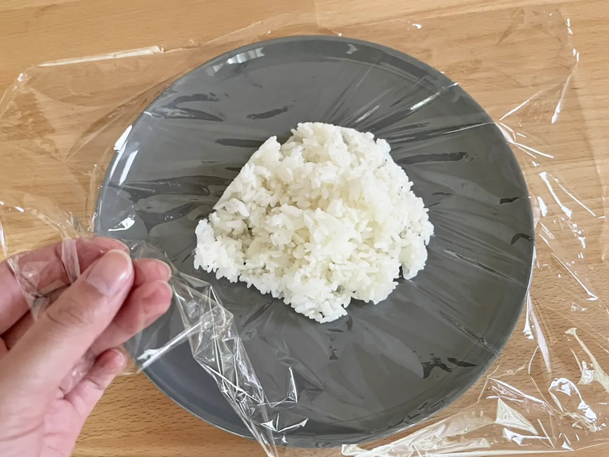 ご飯をラップで包む写真(撮影:grapeフード編集部)