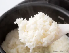 『炊きたてご飯　炊飯器』の写真
